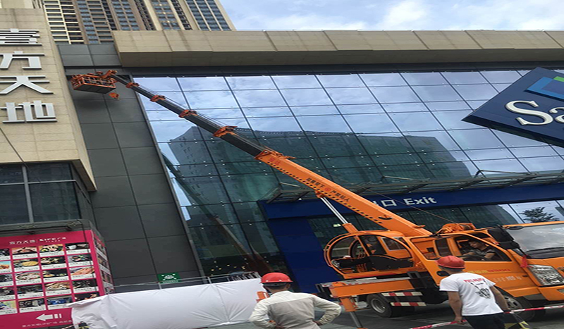 深圳龙华壹方天地综合体楼顶发光字是怎么安装上去的？