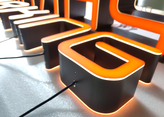 不锈钢发光字的围边方式