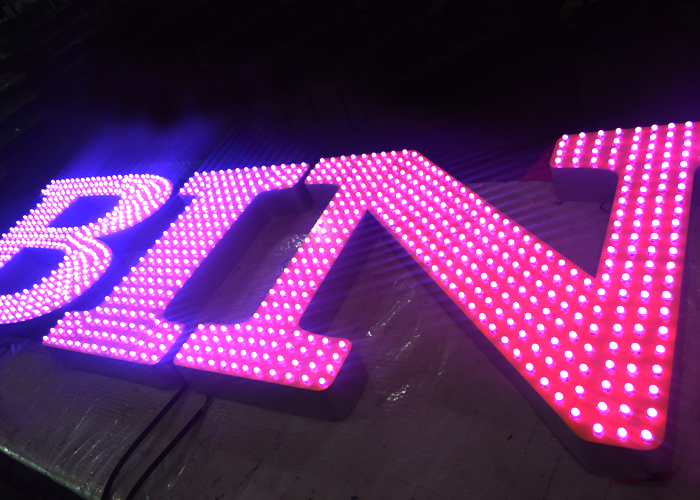 柯赛标识分析:LED外露发光字与吸塑发光字两者的区别 柯赛标识分析:LED外露发光字与吸塑发光字两者的区别