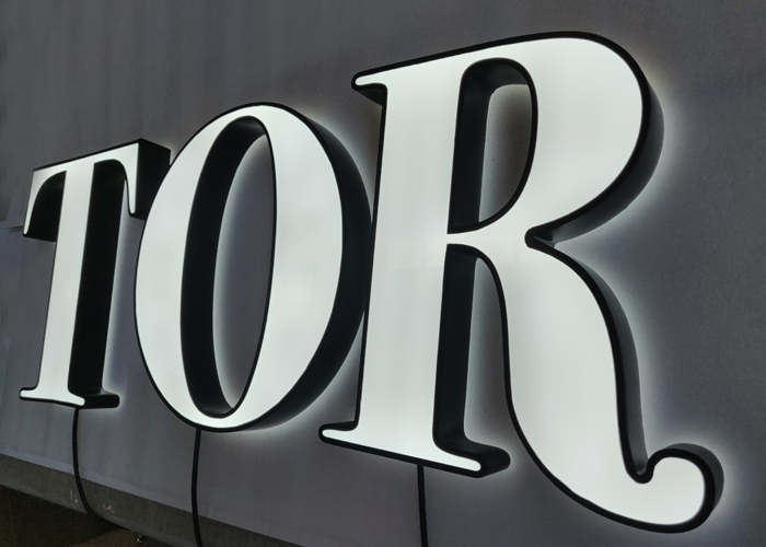 柯赛标识LED发光字厂家讲述：亚克力迷你发光字的材质结构及特点