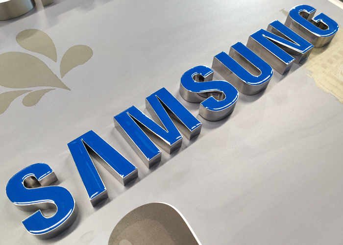 柯赛标识分享：店面门头招牌发光字选用什么类型的LED发光字合适?