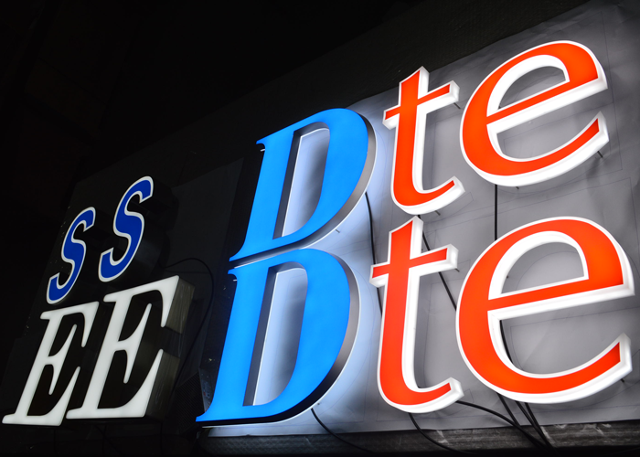 柯赛标识发光字厂家分享：迷你发光字的生产制造方法