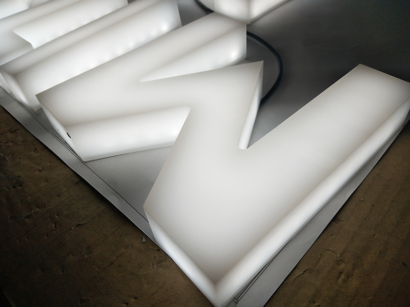 迷你发光字的色彩选用方法和应用场景分析