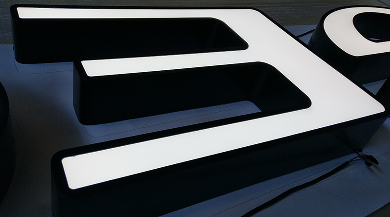 LED镂空发光字为什么要喷高光白？