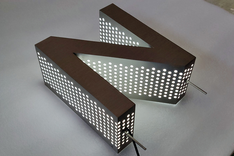 LED镂空发光字的优点和特征分析 LED镂空发光字的优点和特征分析