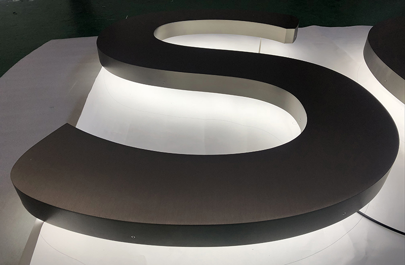 LED金属拉丝背发光字生产制作的几个注意事项 LED金属拉丝背发光字生产制作的几个注意事项