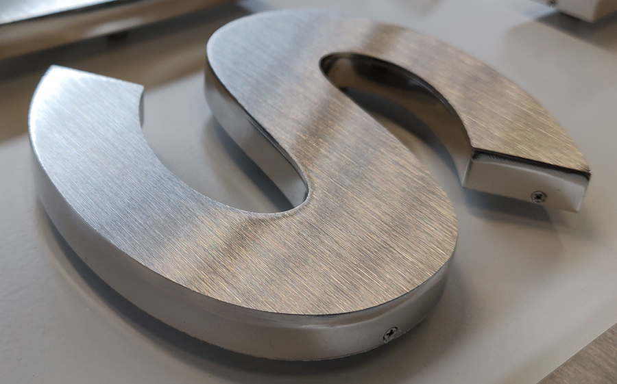 拉丝不锈钢发光字的主要特性和使用场景分析