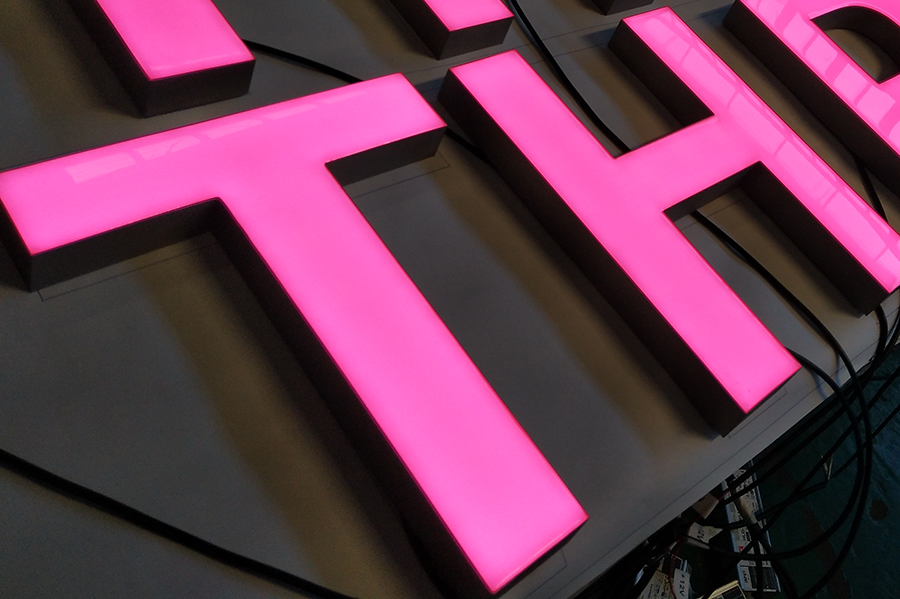 门头招牌发光字怎么设计才好看？