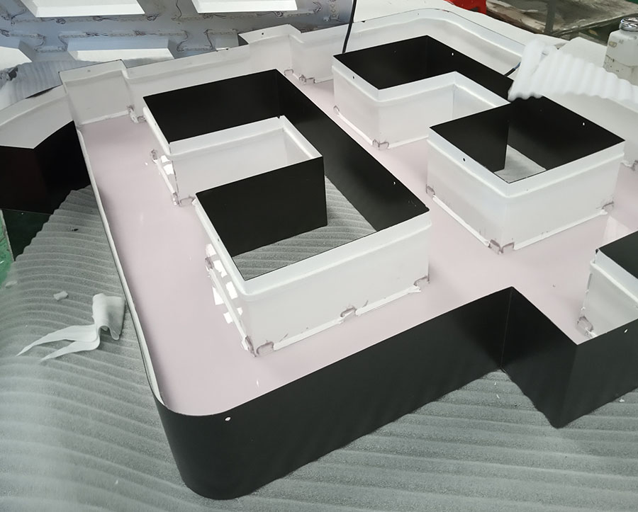 大型LED发光字广告牌钢结构分析