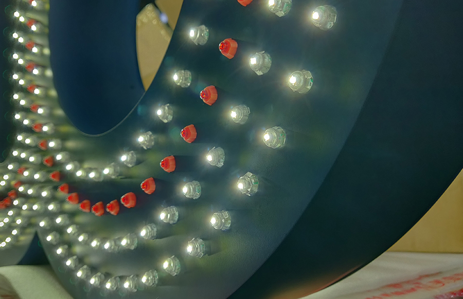 全彩外露发光字的优点和特点有哪些？