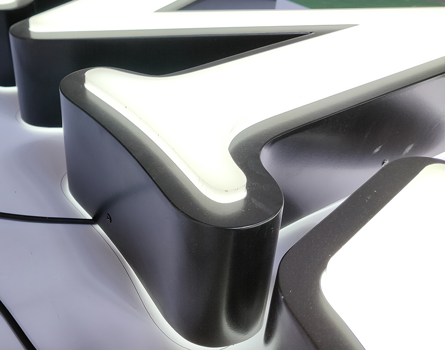 LED吸塑发光字如何选择合适的色彩？