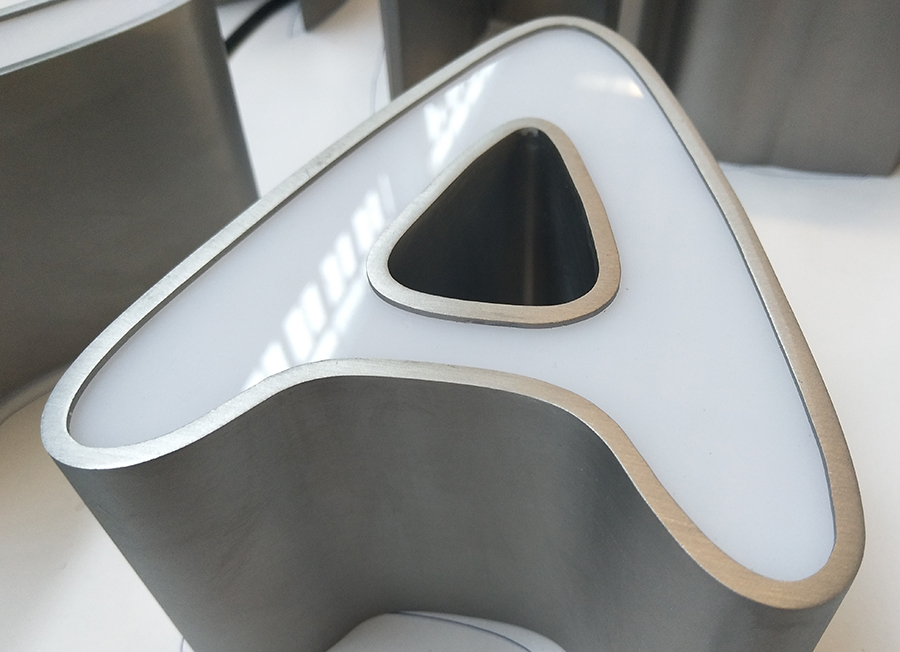 金属发光字的特点和优势有哪些？