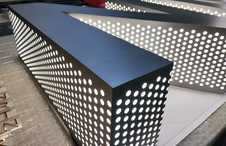 冲孔发光字6大优点和5大特点分别是什么？