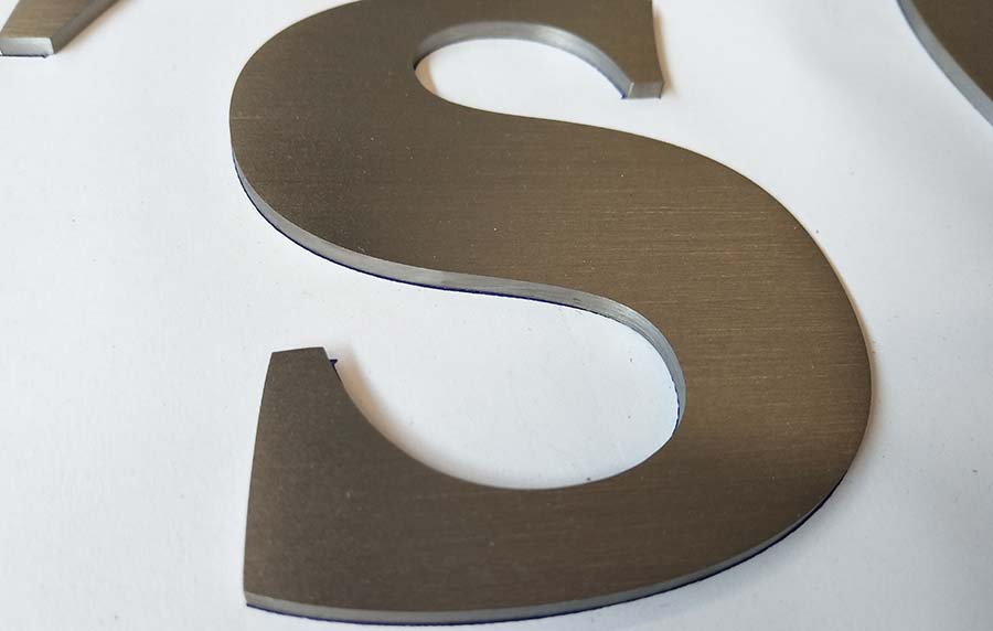 金属拉丝实心字制作的几个要求 金属拉丝实心字制作的几个要求