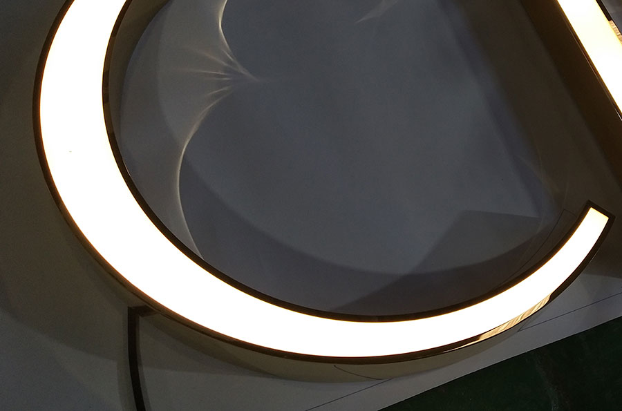 亚克力门头发光字设计制作安装的5个注意事项