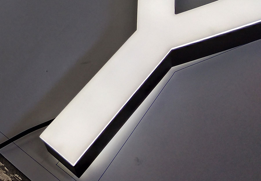 LED发光字围边包边箱体材料主要有哪些？