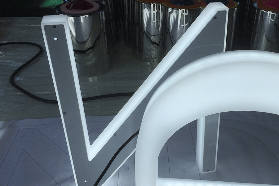 玻璃门头发光字安装方法介绍