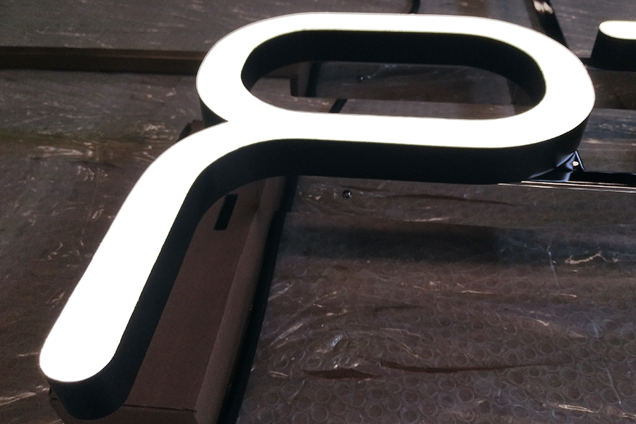 超级字和树脂发光字的优点和缺点对照分析