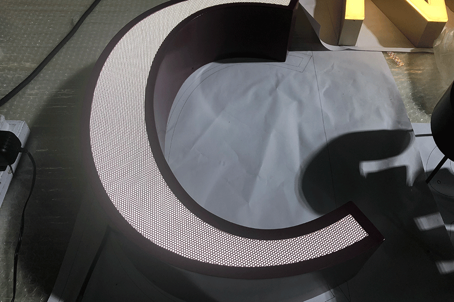 为什么选用冲孔发光字做楼顶标识工程？