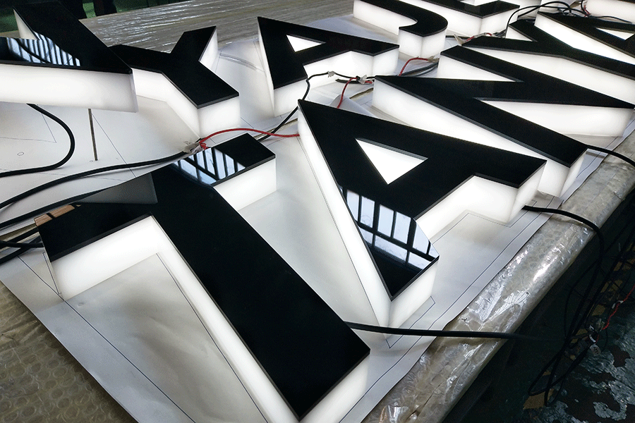 浅析不锈钢发光字与亚克力字的优劣势和区别