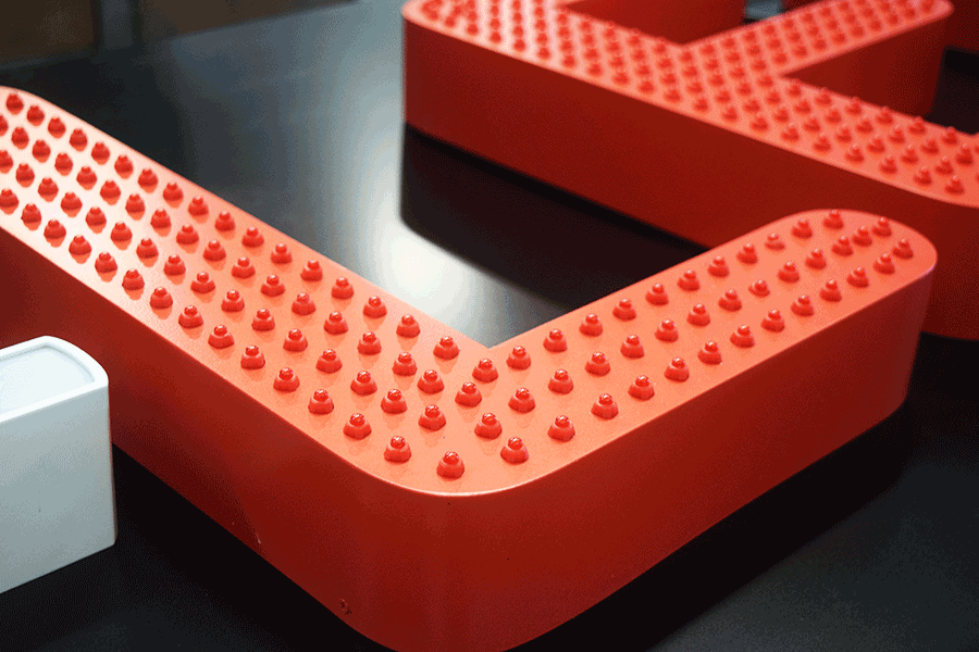 定制穿孔字发光标识有哪些产品优势？