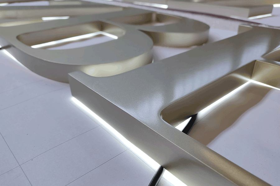 定制金属字发光标识有哪些优点？