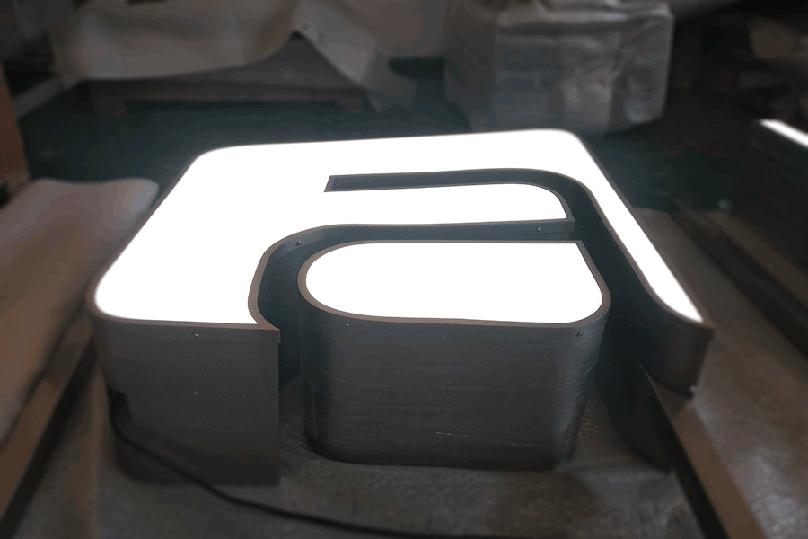 定制天地盖字发光标识牌具备哪些特色？