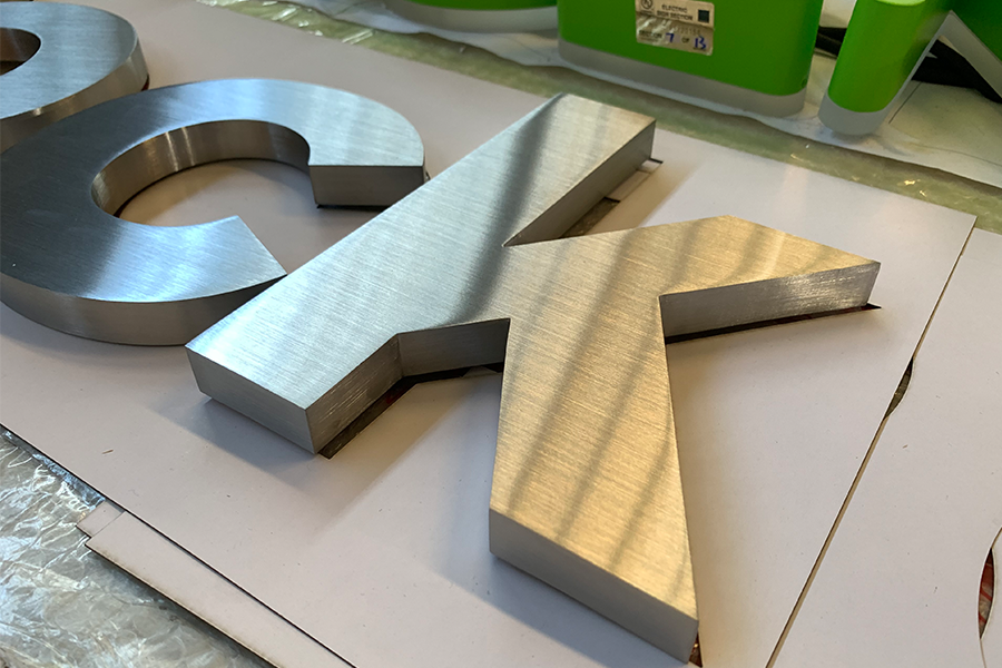 LED镂空字设计制作有什么步骤? LED镂空字设计制作有什么步骤?