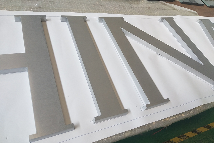 定制槽型字标识标牌有哪些优点？