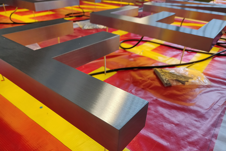 定制金属字有什么主要优点？