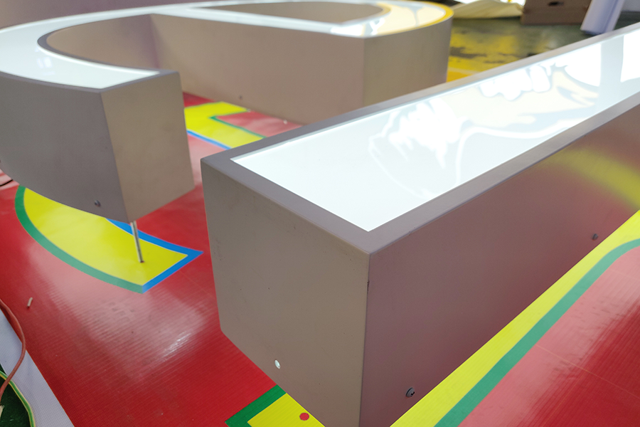 镂空字发光标识牌制作具备哪些特点？