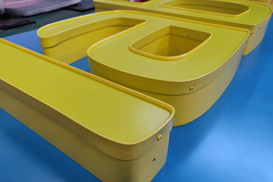 天地盖字发光标识设计制作有什么特点？