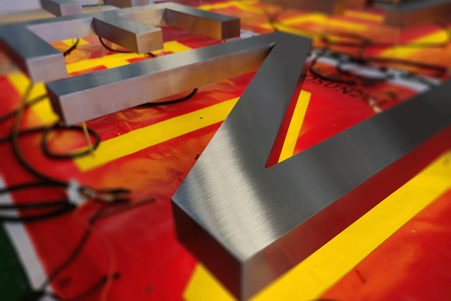 金属背发光字标识牌制作有哪些优势？