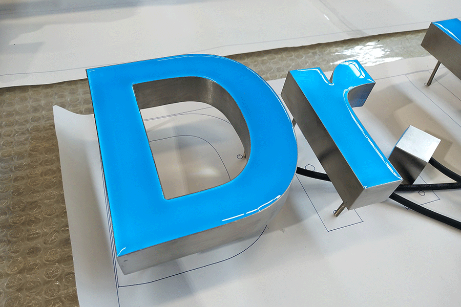 树脂字发光标识牌设计制作有哪些优点？