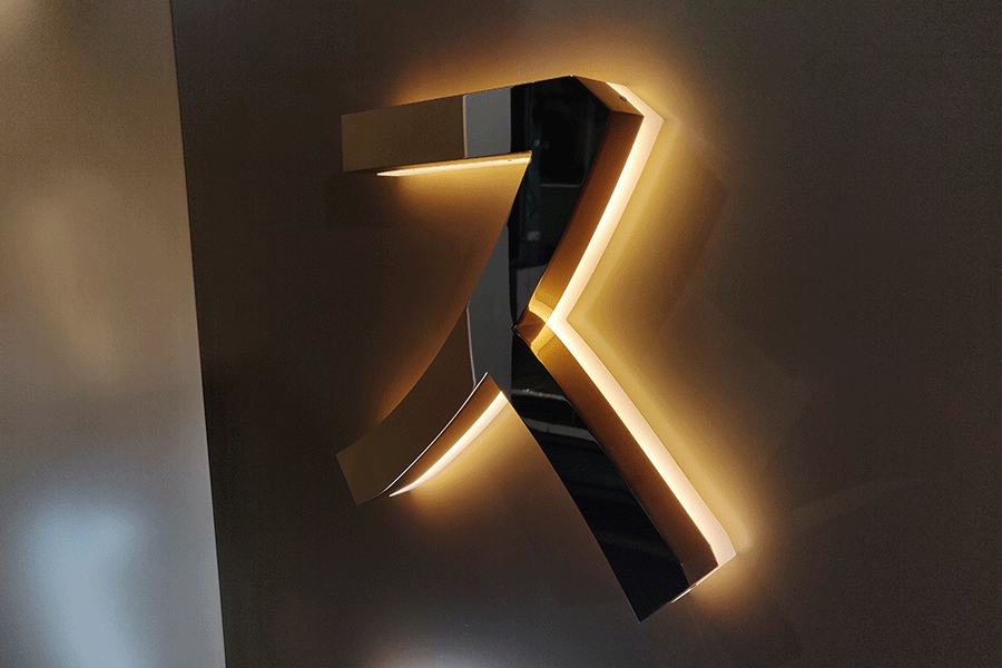 精工字标识标牌制作有什么特征？