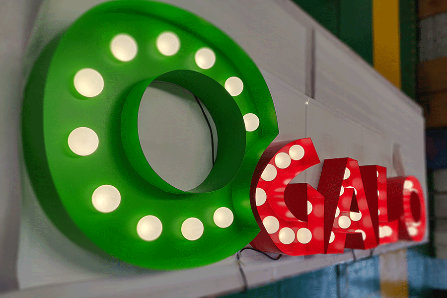 球泡发光字标识牌设计制作有哪些特点？