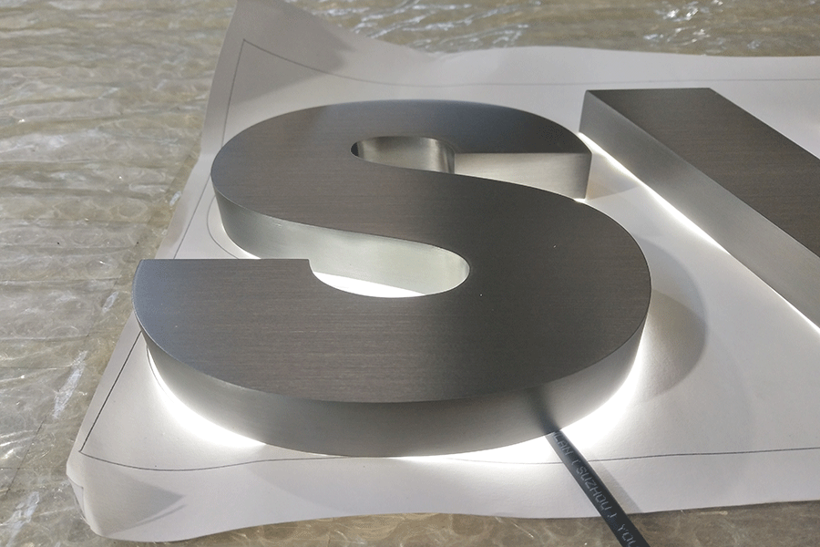 金属背发光字标识标牌制作有什么特色？