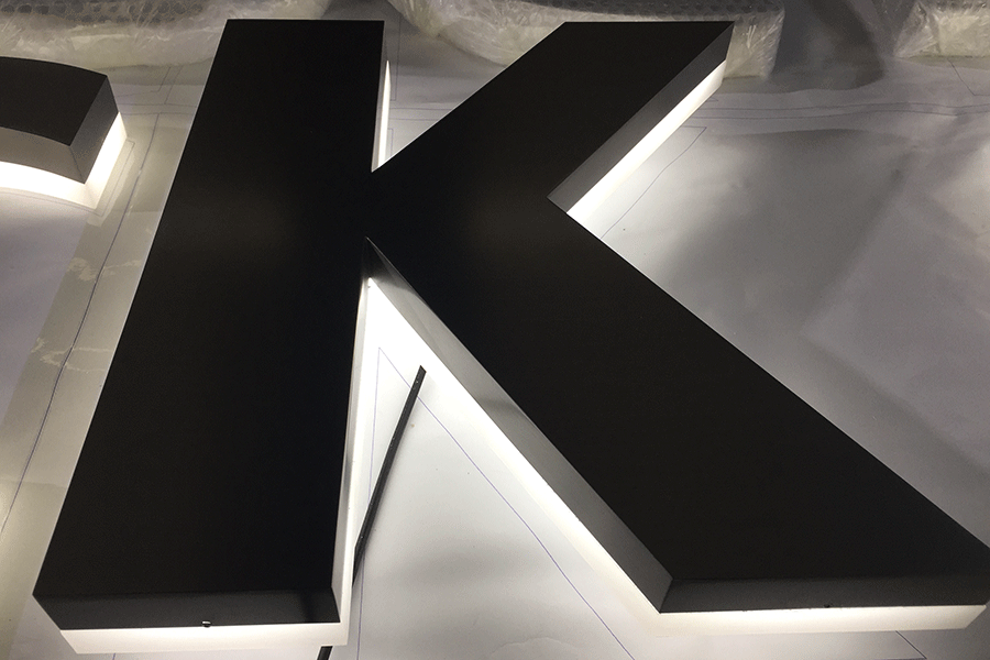 金属背发光字标识标牌制作有哪些优点？