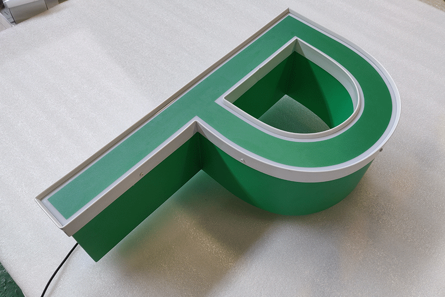 天地盖字标识标牌制作有什么特点？